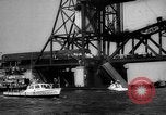 Standbild Nahverkehrszug fällt durch geöffnete Zugbrücke Newark New Jersey USA, 1958, aus Sekunde 27 historischem Filmmaterial Videoclip 65675056519