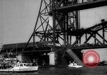 Standbild Nahverkehrszug fällt durch geöffnete Zugbrücke Newark New Jersey USA, 1958, aus Sekunde 28 historischem Filmmaterial Videoclip 65675056519