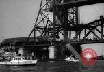 Standbild Nahverkehrszug fällt durch geöffnete Zugbrücke Newark New Jersey USA, 1958, aus Sekunde 29 historischem Filmmaterial Videoclip 65675056519