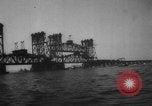 Standbild Nahverkehrszug fällt durch geöffnete Zugbrücke Newark New Jersey USA, 1958, aus Sekunde 34 historischem Filmmaterial Videoclip 65675056519