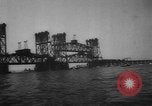 Standbild Nahverkehrszug fällt durch geöffnete Zugbrücke Newark New Jersey USA, 1958, aus Sekunde 35 historischem Filmmaterial Videoclip 65675056519