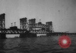Standbild Nahverkehrszug fällt durch geöffnete Zugbrücke Newark New Jersey USA, 1958, aus Sekunde 36 historischem Filmmaterial Videoclip 65675056519
