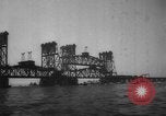 Standbild Nahverkehrszug fällt durch geöffnete Zugbrücke Newark New Jersey USA, 1958, aus Sekunde 37 historischem Filmmaterial Videoclip 65675056519