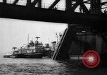 Standbild Nahverkehrszug fällt durch geöffnete Zugbrücke Newark New Jersey USA, 1958, aus Sekunde 38 historischem Filmmaterial Videoclip 65675056519