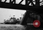 Standbild Nahverkehrszug fällt durch geöffnete Zugbrücke Newark New Jersey USA, 1958, aus Sekunde 39 historischem Filmmaterial Videoclip 65675056519