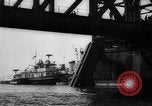 Standbild Nahverkehrszug fällt durch geöffnete Zugbrücke Newark New Jersey USA, 1958, aus Sekunde 40 historischem Filmmaterial Videoclip 65675056519