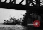 Standbild Nahverkehrszug fällt durch geöffnete Zugbrücke Newark New Jersey USA, 1958, aus Sekunde 41 historischem Filmmaterial Videoclip 65675056519