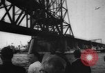 Standbild Nahverkehrszug fällt durch geöffnete Zugbrücke Newark New Jersey USA, 1958, aus Sekunde 42 historischem Filmmaterial Videoclip 65675056519