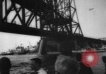 Standbild Nahverkehrszug fällt durch geöffnete Zugbrücke Newark New Jersey USA, 1958, aus Sekunde 43 historischem Filmmaterial Videoclip 65675056519