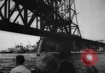 Standbild Nahverkehrszug fällt durch geöffnete Zugbrücke Newark New Jersey USA, 1958, aus Sekunde 44 historischem Filmmaterial Videoclip 65675056519