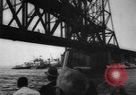 Standbild Nahverkehrszug fällt durch geöffnete Zugbrücke Newark New Jersey USA, 1958, aus Sekunde 45 historischem Filmmaterial Videoclip 65675056519