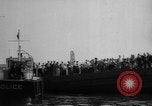 Standbild Nahverkehrszug fällt durch geöffnete Zugbrücke Newark New Jersey USA, 1958, aus Sekunde 49 historischem Filmmaterial Videoclip 65675056519