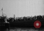 Standbild Nahverkehrszug fällt durch geöffnete Zugbrücke Newark New Jersey USA, 1958, aus Sekunde 50 historischem Filmmaterial Videoclip 65675056519