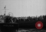 Standbild Nahverkehrszug fällt durch geöffnete Zugbrücke Newark New Jersey USA, 1958, aus Sekunde 52 historischem Filmmaterial Videoclip 65675056519