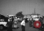 Standbild Nahverkehrszug fällt durch geöffnete Zugbrücke Newark New Jersey USA, 1958, aus Sekunde 57 historischem Filmmaterial Videoclip 65675056519