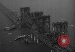Standbild Nahverkehrszug fällt durch geöffnete Zugbrücke Newark New Jersey USA, 1958, aus Sekunde 58 historischem Filmmaterial Videoclip 65675056519