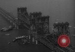 Standbild Nahverkehrszug fällt durch geöffnete Zugbrücke Newark New Jersey USA, 1958, aus Sekunde 59 historischem Filmmaterial Videoclip 65675056519