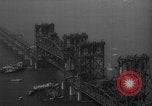 Standbild Nahverkehrszug fällt durch geöffnete Zugbrücke Newark New Jersey USA, 1958, aus Sekunde 60 historischem Filmmaterial Videoclip 65675056519