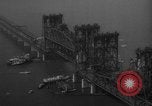 Standbild Nahverkehrszug fällt durch geöffnete Zugbrücke Newark New Jersey USA, 1958, aus Sekunde 61 historischem Filmmaterial Videoclip 65675056519