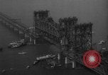 Standbild Nahverkehrszug fällt durch geöffnete Zugbrücke Newark New Jersey USA, 1958, aus Sekunde 62 historischem Filmmaterial Videoclip 65675056519