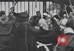 Immagine di Imperial soldati russi rivolta in Petrograd Pietrogrado Russia, 1917, secondo 16 filmato di repertorio 65675056575