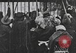 Immagine di Imperial soldati russi rivolta in Petrograd Pietrogrado Russia, 1917, secondo 17 filmato di repertorio 65675056575
