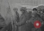 Immagine di Imperial soldati russi rivolta in Petrograd Pietrogrado Russia, 1917, secondo 50 filmato di repertorio 65675056575