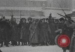 Immagine di Imperial soldati russi rivolta in Petrograd Pietrogrado Russia, 1917, secondo 53 filmato di repertorio 65675056575
