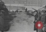 Immagine di Imperial soldati russi rivolta in Petrograd Pietrogrado Russia, 1917, secondo 55 filmato di repertorio 65675056575