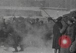 Immagine di Imperial soldati russi rivolta in Petrograd Pietrogrado Russia, 1917, secondo 57 filmato di repertorio 65675056575