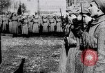 Immagine di Leon Trotsky presenta colori alla nuova unità di Guardie rosse La Russia, 1917, secondo 1 filmato di repertorio 65675056579