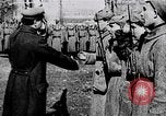 Immagine di Leon Trotsky presenta colori alla nuova unità di Guardie rosse La Russia, 1917, secondo 3 filmato di repertorio 65675056579