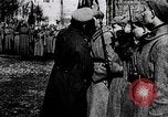 Immagine di Leon Trotsky presenta colori alla nuova unità di Guardie rosse La Russia, 1917, secondo 4 filmato di repertorio 65675056579