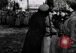 Immagine di Leon Trotsky presenta colori alla nuova unità di Guardie rosse La Russia, 1917, secondo 5 filmato di repertorio 65675056579