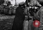 Immagine di Leon Trotsky presenta colori alla nuova unità di Guardie rosse La Russia, 1917, secondo 6 filmato di repertorio 65675056579