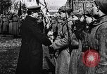 Immagine di Leon Trotsky presenta colori alla nuova unità di Guardie rosse La Russia, 1917, secondo 7 filmato di repertorio 65675056579