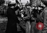 Immagine di Leon Trotsky presenta colori alla nuova unità di Guardie rosse La Russia, 1917, secondo 8 filmato di repertorio 65675056579