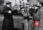 Immagine di Leon Trotsky presenta colori alla nuova unità di Guardie rosse La Russia, 1917, secondo 9 filmato di repertorio 65675056579