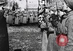 Immagine di Leon Trotsky presenta colori alla nuova unità di Guardie rosse La Russia, 1917, secondo 10 filmato di repertorio 65675056579