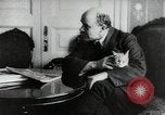 Image Vladimir Lénine avec son chat la Russie, 1917, de la seconde 5 séquences d'archives historiques vidéo 65675056590
