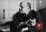Image Vladimir Lénine avec son chat la Russie, 1917, de la seconde 8 séquences d'archives historiques vidéo 65675056590