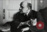 Image Vladimir Lénine avec son chat la Russie, 1917, de la seconde 9 séquences d'archives historiques vidéo 65675056590