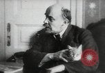 Image Vladimir Lénine avec son chat la Russie, 1917, de la seconde 10 séquences d'archives historiques vidéo 65675056590