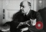 Image Vladimir Lénine avec son chat la Russie, 1917, de la seconde 11 séquences d'archives historiques vidéo 65675056590