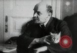 Image Vladimir Lénine avec son chat la Russie, 1917, de la seconde 12 séquences d'archives historiques vidéo 65675056590