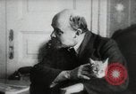 Image Vladimir Lénine avec son chat la Russie, 1917, de la seconde 13 séquences d'archives historiques vidéo 65675056590