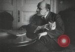 Image Vladimir Lénine avec son chat la Russie, 1917, de la seconde 15 séquences d'archives historiques vidéo 65675056590