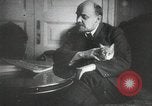 Image Vladimir Lénine avec son chat la Russie, 1917, de la seconde 18 séquences d'archives historiques vidéo 65675056590