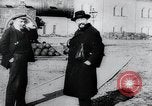 Immagine di Leader bolscevico Vladimir Lenin e Lev Kamenev Mosca Russia Unione Sovietica, 1918, secondo 16 filmato di repertorio 65675056595