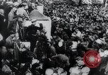 Immagine di Marzo dai dimostranti La Russia, 1917, secondo 22 filmato di repertorio 65675056599